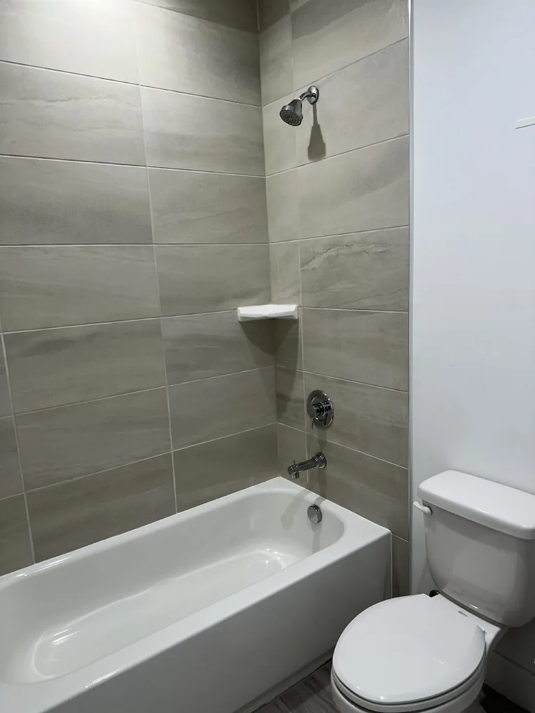 Bathtub surround finished with large-format horizontal tile